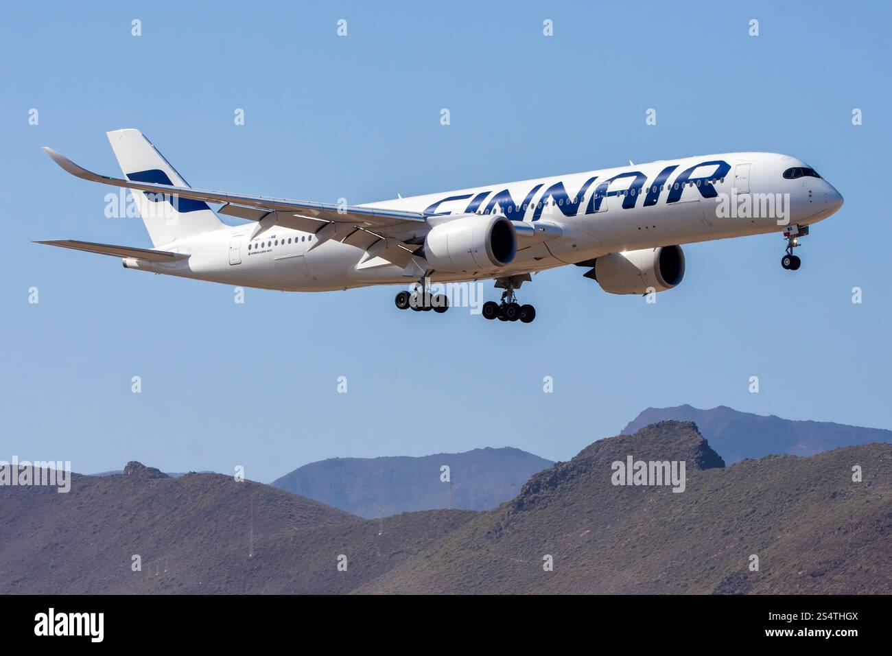 Moderno Airbus A350 della compagnia aerea finlandese Finnair che atterra a Gran Canaria. Aerei e turismo delle Isole Canarie. Foto Stock
