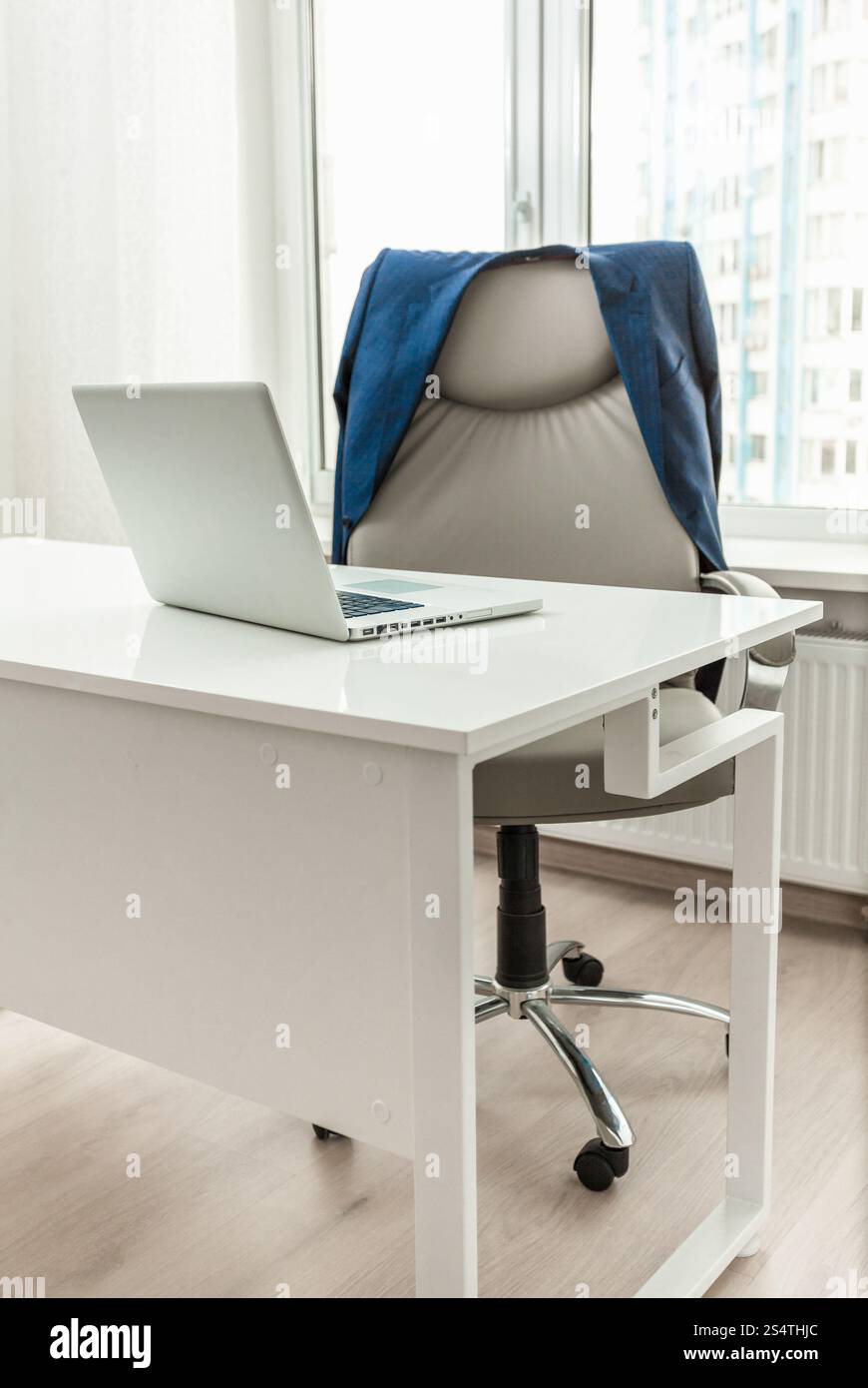 Foto dell'interno del vuoto posto di lavoro in ufficio Foto Stock