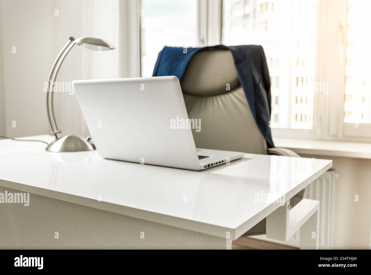 Foto dell'interno del giubbetto appeso su una sedia in ufficio Foto Stock
