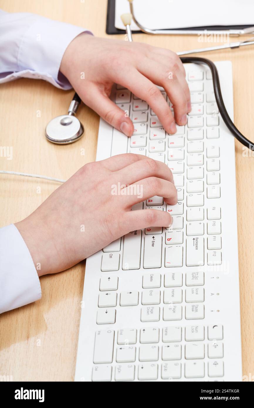 Medico lavora su bianco tastiera PC close up Foto Stock