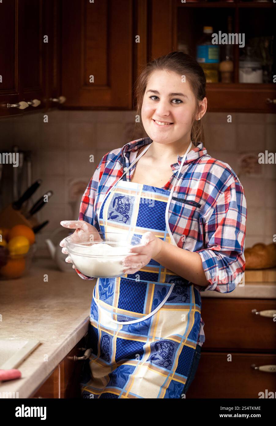 Closeup ritratto di donna bella tazza di contenimento con farina Foto Stock