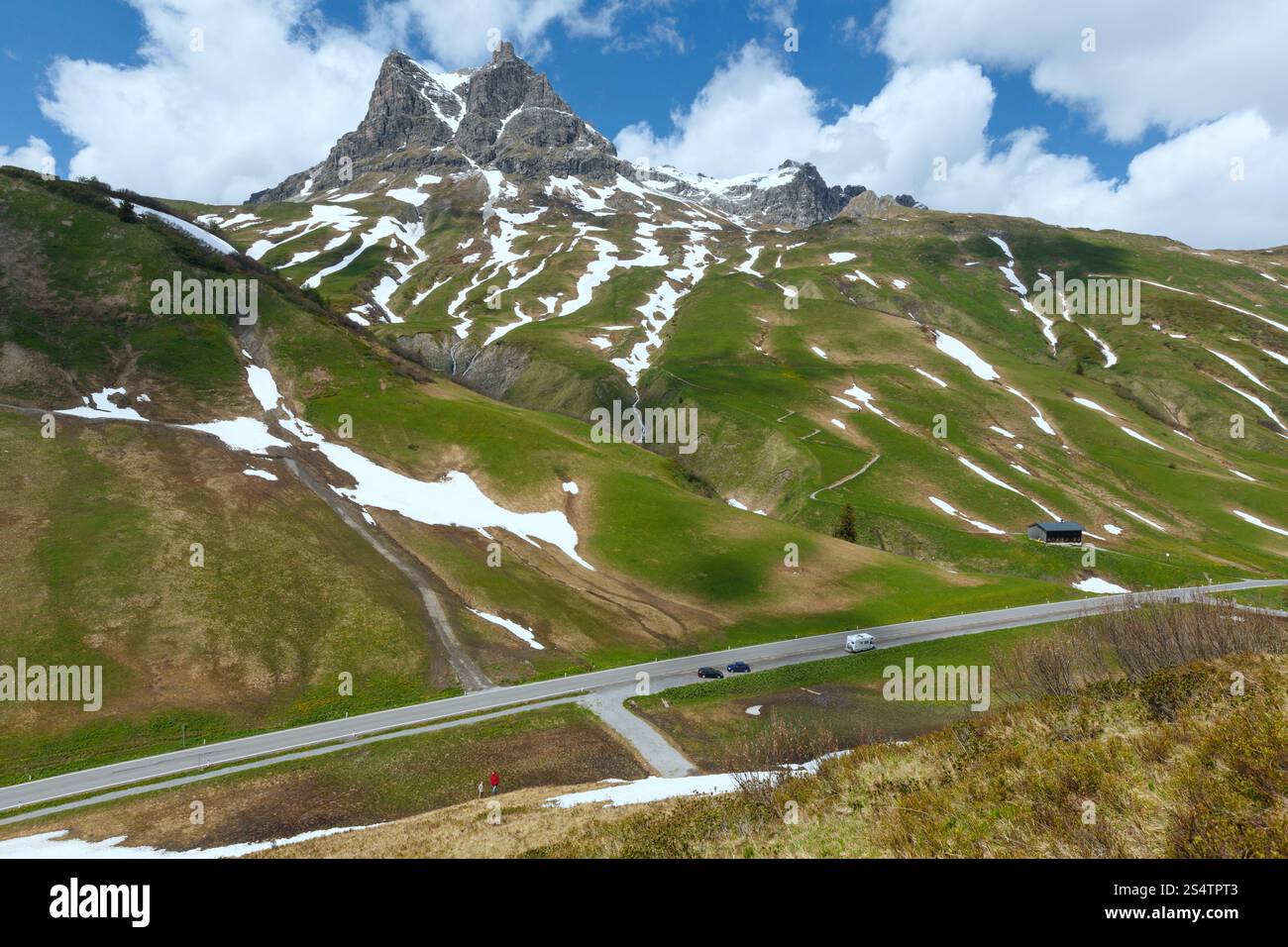 Estate in montagna paesaggio soleggiato con neve sul pendio (Warth, Austria) Foto Stock