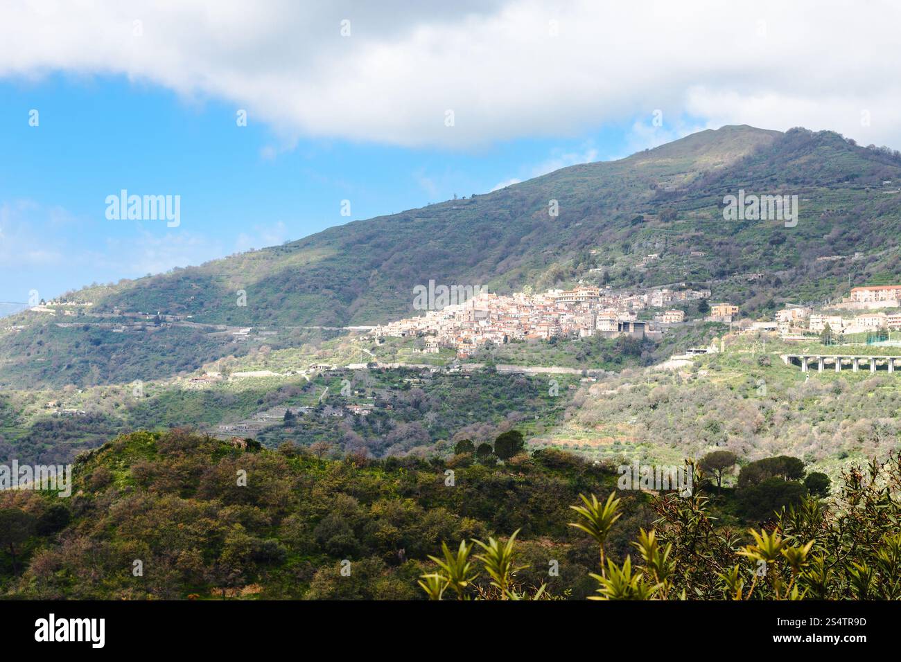 Montagna verde e Savoca villaggio in Sicilia in primavera Foto Stock