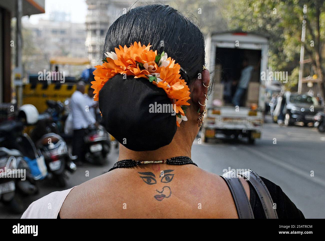 Mumbai, India. 13 gennaio 2025. Un transgender cammina per strada per partecipare al Pink Rally a Mumbai. Pink Rally è stato tenuto dai membri della comunità transgender per creare consapevolezza sui diritti legali e costituzionali delle persone transgender in India, promuovendo al contempo l'inclusività, l'uguaglianza e la dignità. Ha anche evidenziato questioni urgenti come l'accesso all'istruzione, all'assistenza sanitaria, all'occupazione e ai regimi di assistenza sociale per le persone transgender. Credito: SOPA Images Limited/Alamy Live News Foto Stock