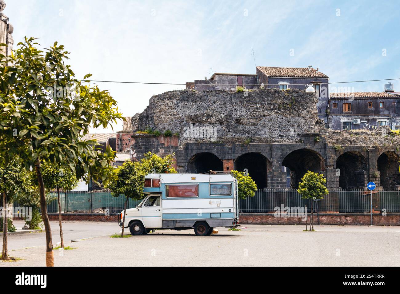 Vista del Odeon romano da Via teatro Greco nella città di Catania, Sicilia, Italia Foto Stock