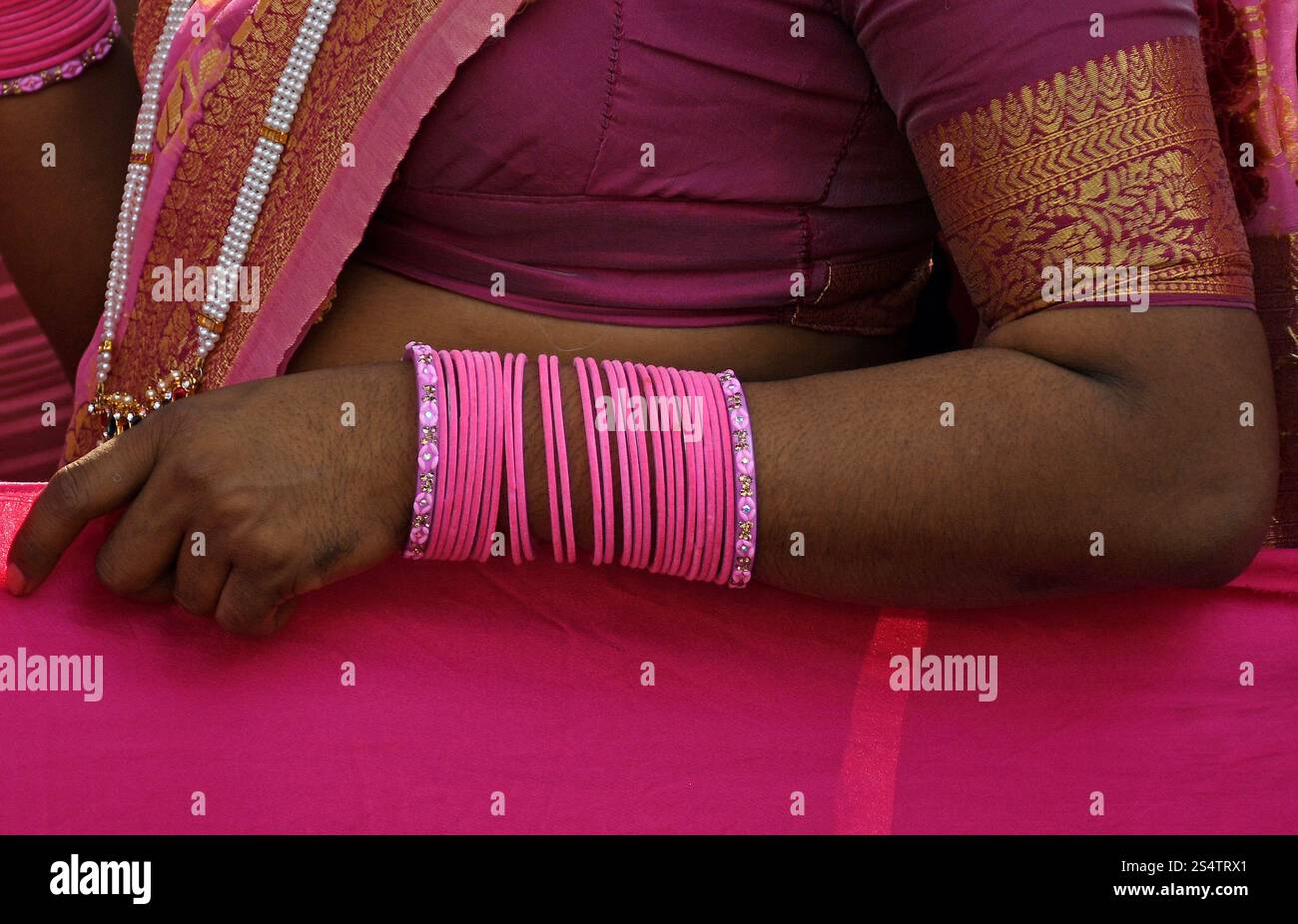 Mumbai, India. 13 gennaio 2025. Un transgender sta in coda con braccialetti al braccio durante il Pink Rally di Mumbai. Pink Rally è stato tenuto dai membri della comunità transgender per creare consapevolezza sui diritti legali e costituzionali delle persone transgender in India, promuovendo al contempo l'inclusività, l'uguaglianza e la dignità. Ha anche evidenziato questioni urgenti come l'accesso all'istruzione, all'assistenza sanitaria, all'occupazione e ai regimi di assistenza sociale per le persone transgender. Credito: SOPA Images Limited/Alamy Live News Foto Stock