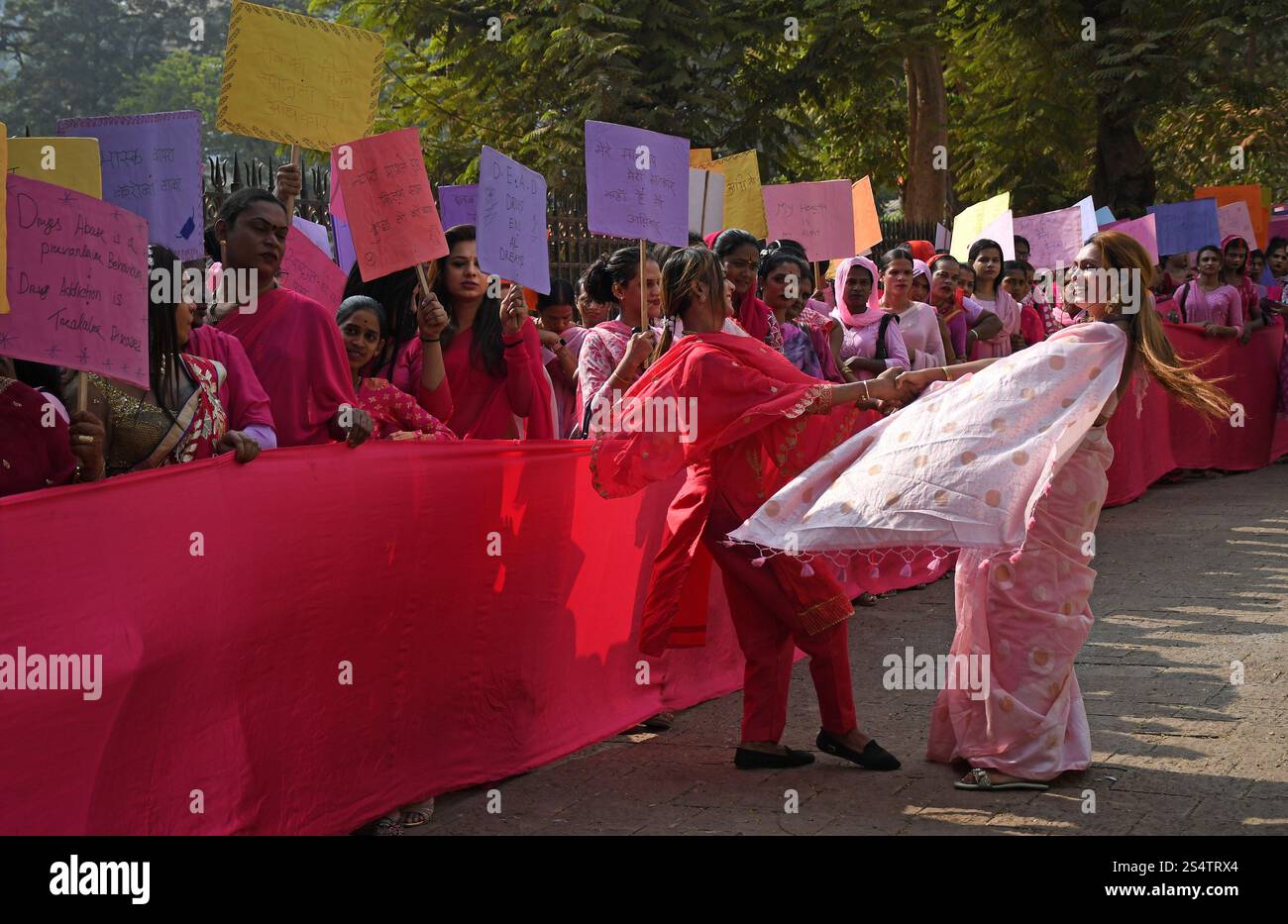 Mumbai, India. 13 gennaio 2025. I membri della comunità transgender tengono dei cartelli durante il Pink Rally a Mumbai. Pink Rally è stato tenuto dai membri della comunità transgender per creare consapevolezza sui diritti legali e costituzionali delle persone transgender in India, promuovendo al contempo l'inclusività, l'uguaglianza e la dignità. Ha anche evidenziato questioni urgenti come l'accesso all'istruzione, all'assistenza sanitaria, all'occupazione e ai regimi di assistenza sociale per le persone transgender. Credito: SOPA Images Limited/Alamy Live News Foto Stock