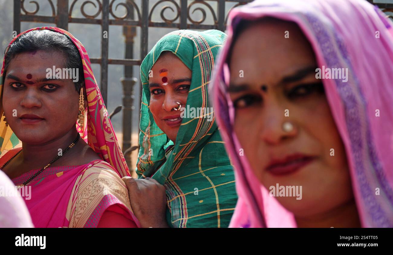 Mumbai, India. 13 gennaio 2025. I membri della comunità transgender posano per una foto durante il Pink Rally di Mumbai. Pink Rally è stato tenuto dai membri della comunità transgender per creare consapevolezza sui diritti legali e costituzionali delle persone transgender in India, promuovendo al contempo l'inclusività, l'uguaglianza e la dignità. Ha anche evidenziato questioni urgenti come l'accesso all'istruzione, all'assistenza sanitaria, all'occupazione e ai regimi di assistenza sociale per le persone transgender. Credito: SOPA Images Limited/Alamy Live News Foto Stock