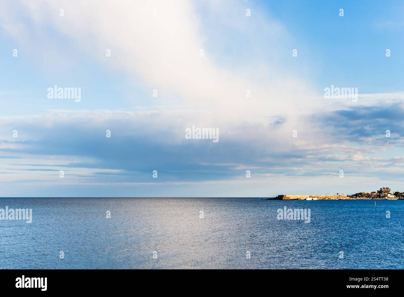 Vista la calma del mare Ionio vicino a Giardini Naxos resort dopo la pioggia in primavera, Sicilia Foto Stock