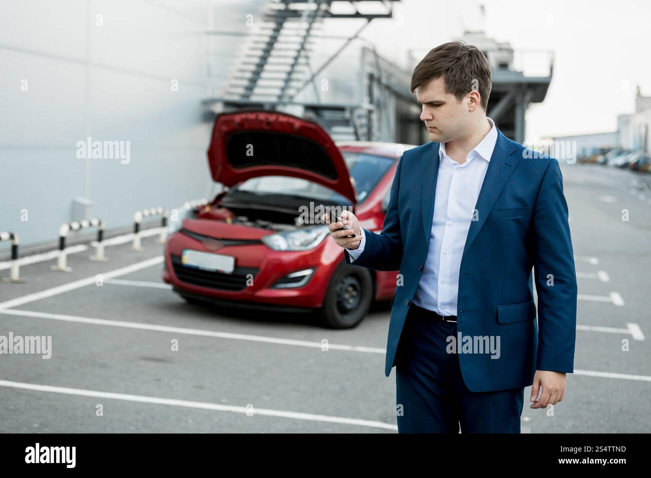 Ritratto di giovane tecnico chiama car service Foto Stock