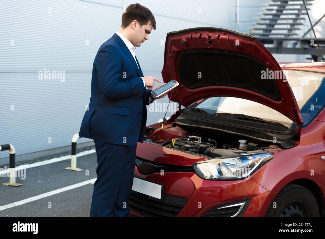 Ritratto di sales manager facendo foto sotto il cofano per auto Foto Stock
