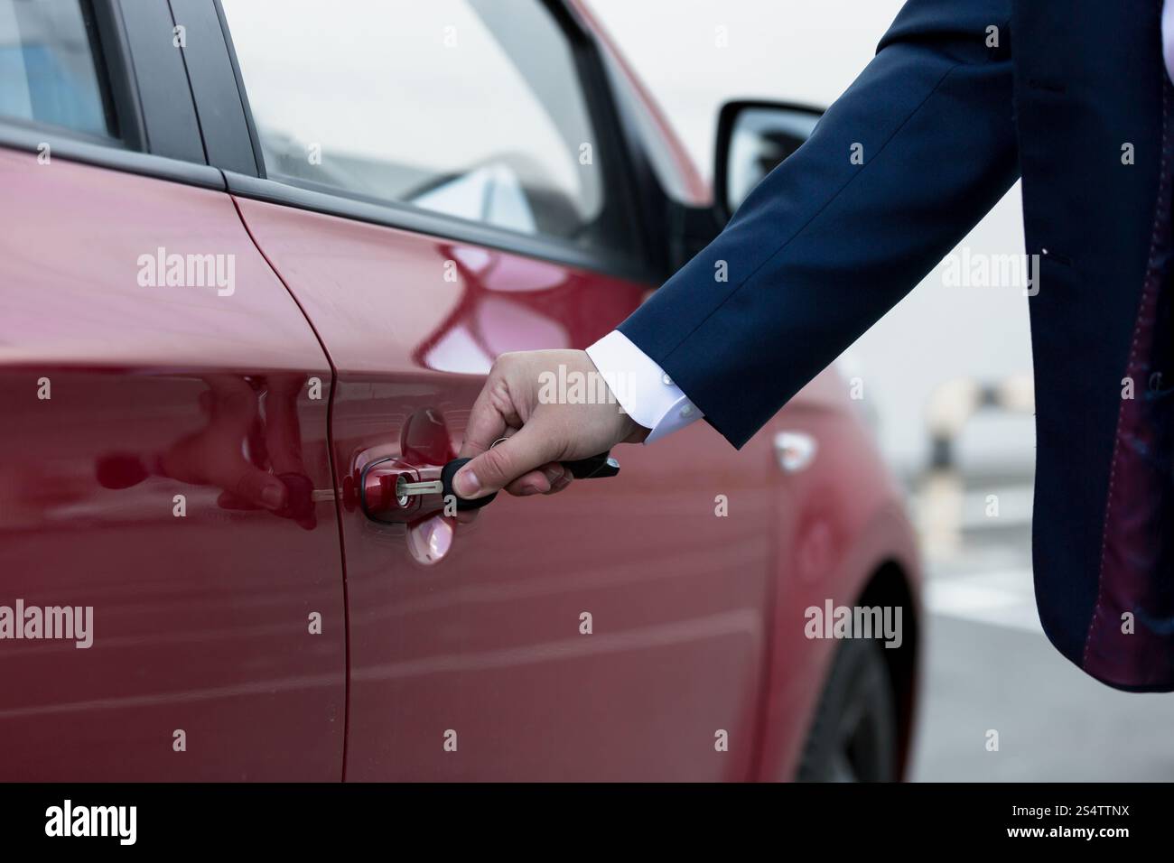 Primo piano di imprenditore lato di apertura della porta per auto Foto Stock