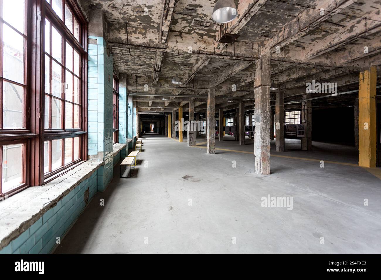 Il vecchio industriale abbandonato interno con sala e grandi finestre Foto Stock