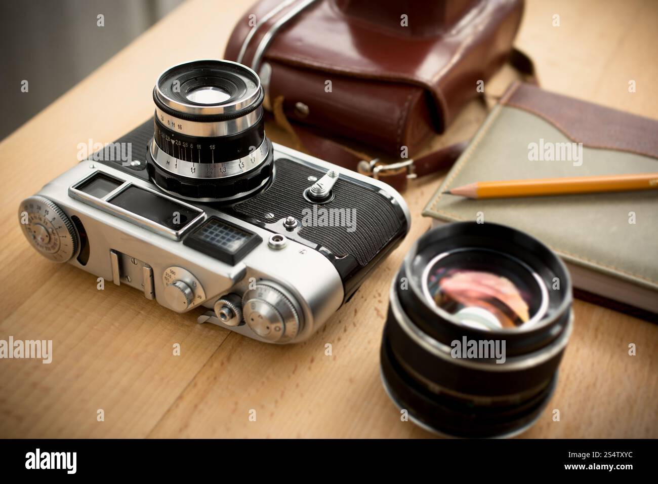 Primo piano del fotografo vintage area di lavoro con attrezzature professionali Foto Stock