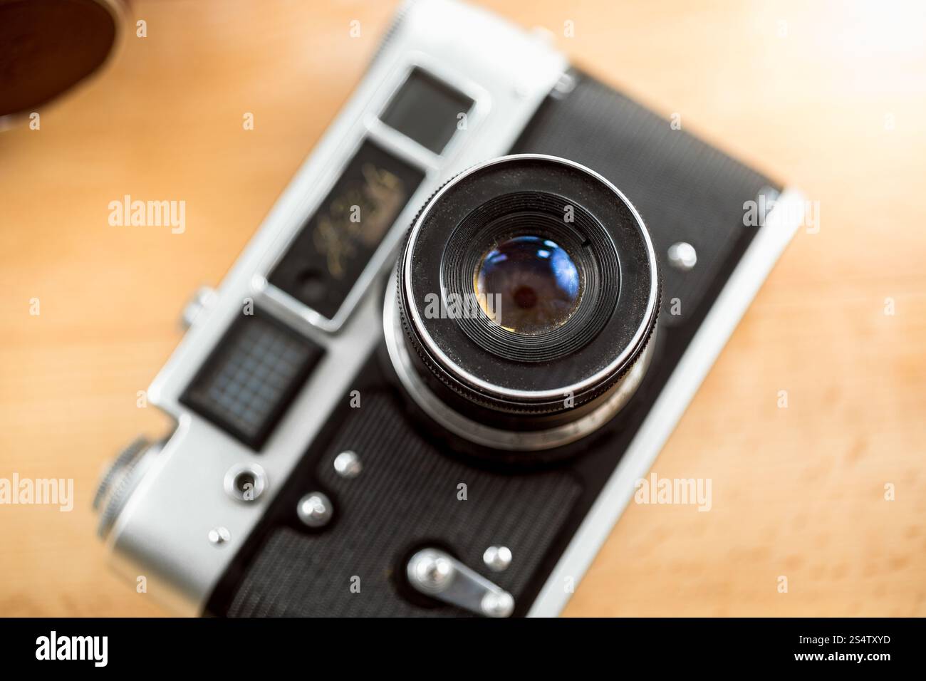 Closeup shot di vecchi film camera giacente sulla scrivania in legno Foto Stock