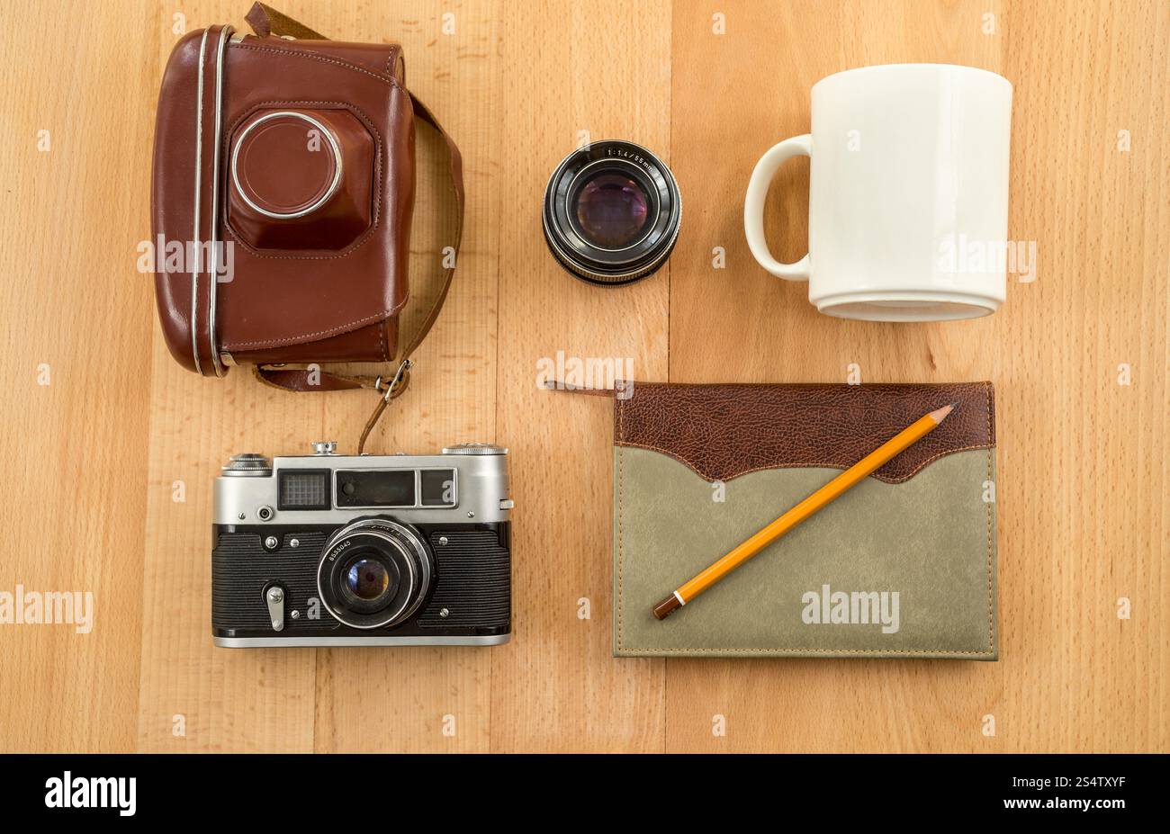Closeup shot dal di sopra del giornalista retrò attrezzature giacenti su un tavolo di legno Foto Stock