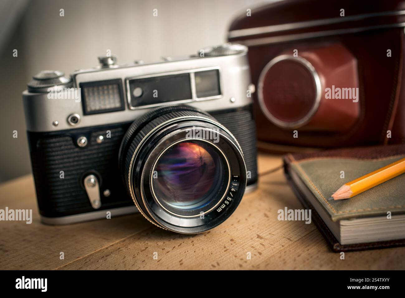 Primo piano del classico film di fotocamera e portatile su scrivania in legno Foto Stock