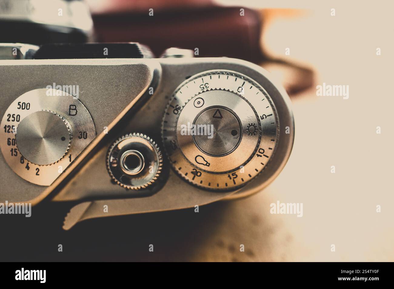Macro shot dai toni dei tasti in metallo e controlli sulla pellicola vintage fotocamera Foto Stock