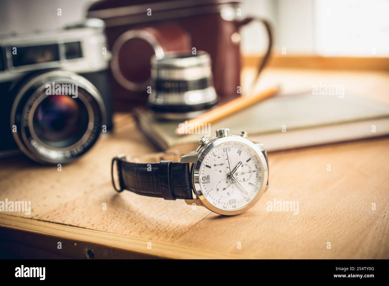 Closeup tonica colpo di orologi maschio giacente sul tavolo contro la fotografia insieme retrò Foto Stock