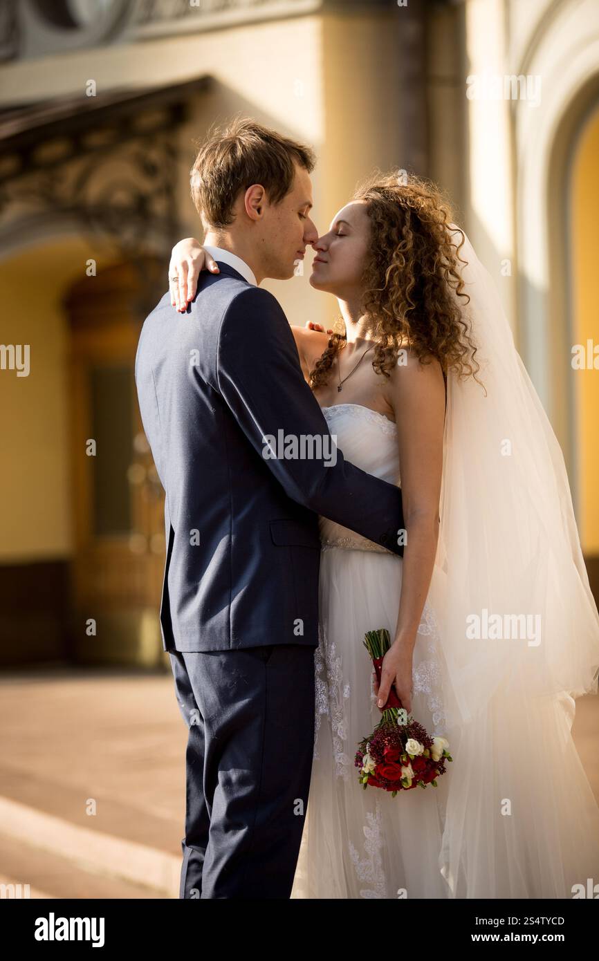 Ritratto di sposi sposi felici in strada nelle giornate di sole Foto Stock