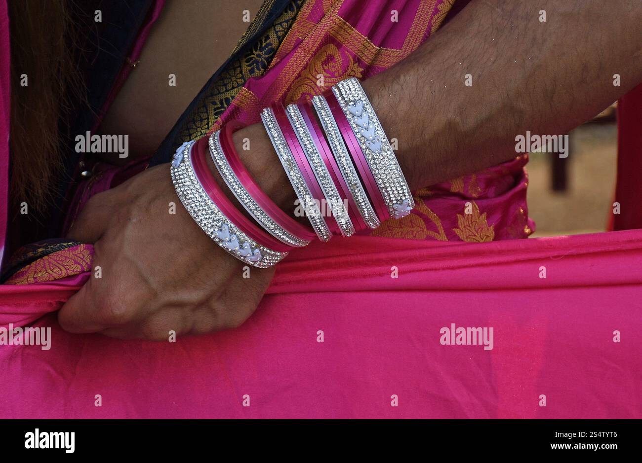 Mumbai, India. 13 gennaio 2025. Un transgender sta in coda con braccialetti al braccio durante il Pink Rally di Mumbai. Pink Rally è stato tenuto dai membri della comunità transgender per creare consapevolezza sui diritti legali e costituzionali delle persone transgender in India, promuovendo al contempo l'inclusività, l'uguaglianza e la dignità. Ha anche evidenziato questioni urgenti come l'accesso all'istruzione, all'assistenza sanitaria, all'occupazione e ai regimi di assistenza sociale per le persone transgender. (Foto di Ashish Vaishnav/SOPA Images/Sipa USA) credito: SIPA USA/Alamy Live News Foto Stock