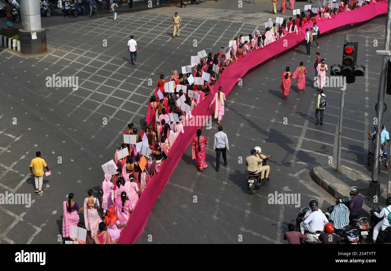 Mumbai, India. 13 gennaio 2025. I membri della comunità transgender camminano in coda durante il Pink Rally a Mumbai. Pink Rally è stato tenuto dai membri della comunità transgender per creare consapevolezza sui diritti legali e costituzionali delle persone transgender in India, promuovendo al contempo l'inclusività, l'uguaglianza e la dignità. Ha anche evidenziato questioni urgenti come l'accesso all'istruzione, all'assistenza sanitaria, all'occupazione e ai regimi di assistenza sociale per le persone transgender. (Foto di Ashish Vaishnav/SOPA Images/Sipa USA) credito: SIPA USA/Alamy Live News Foto Stock