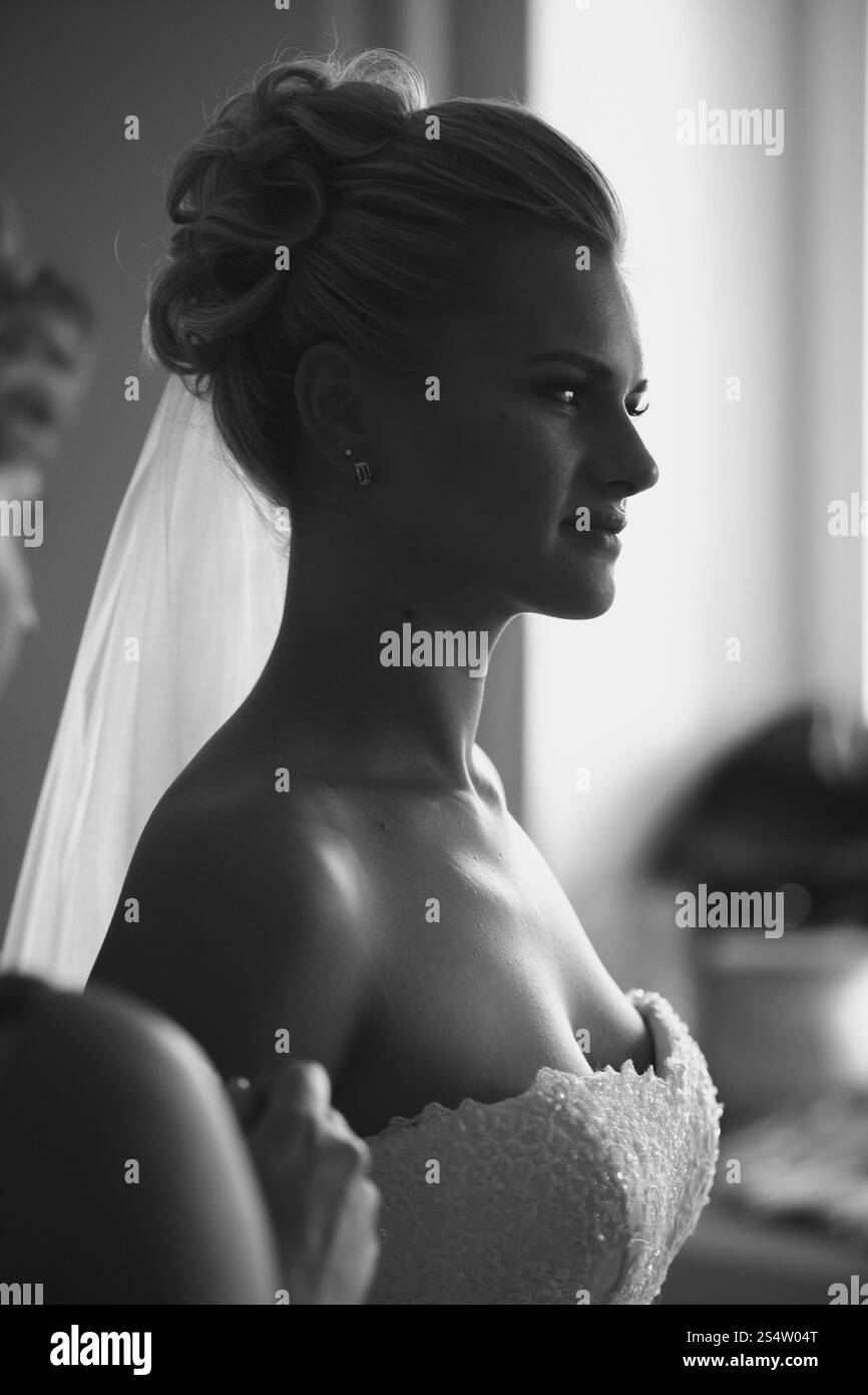 Primo piano ritratto in bianco e nero della giovane e bella sposa a casa Foto Stock