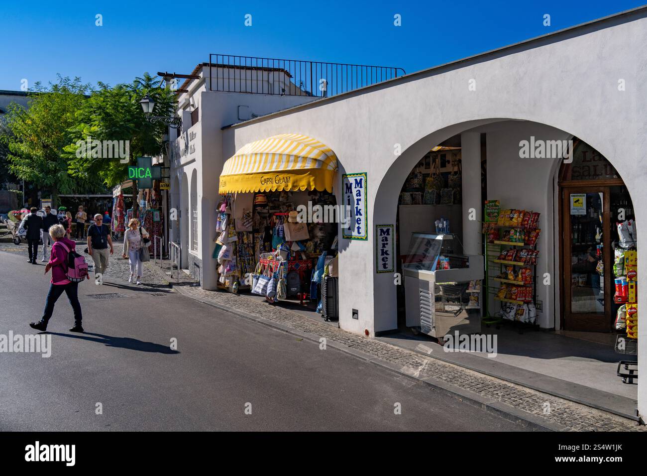 Una via dello shopping nella zona turistica di Anacapri sull'isola di Capri. Foto Stock