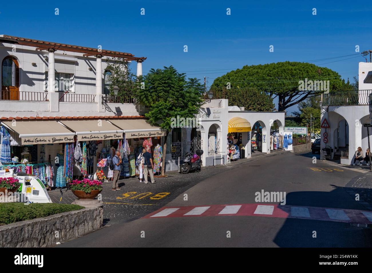 Una via dello shopping nella zona turistica di Anacapri sull'isola di Capri. Foto Stock