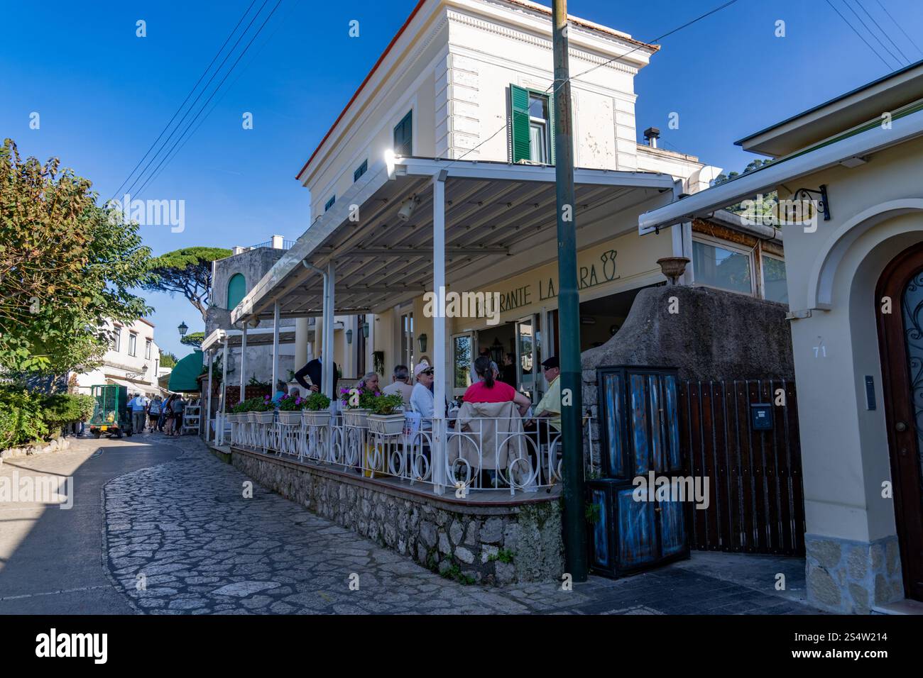 Cena in un ristorante in una strada ad Anacapri sull'isola di Capri. Foto Stock