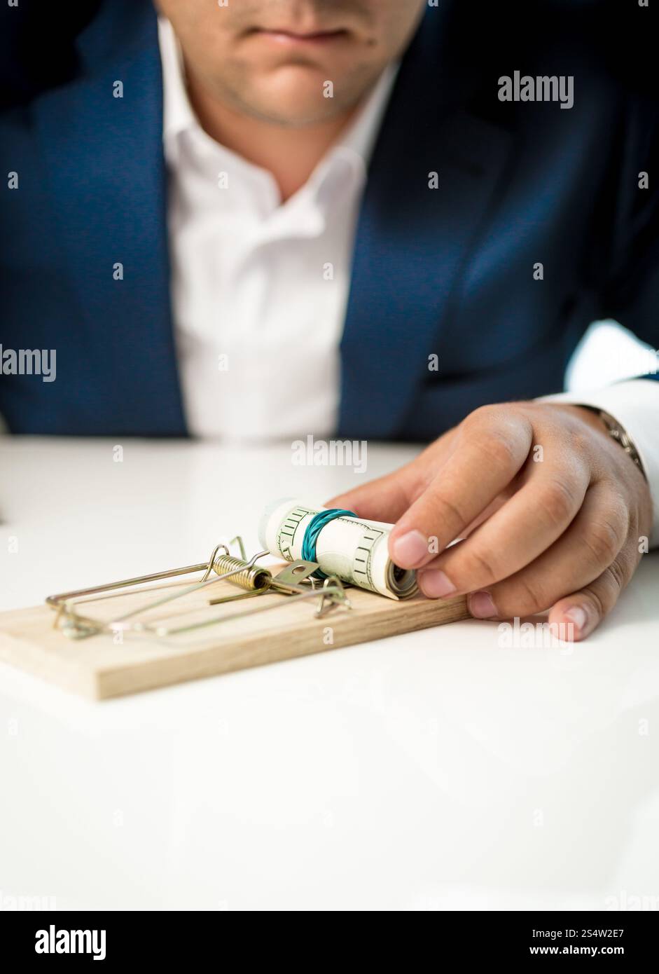 Primo piano di imprenditore prendere denaro esca dalla mousetrap Foto Stock