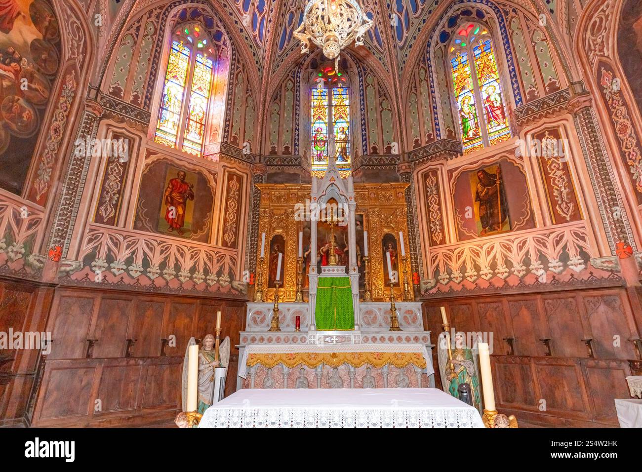 ROQUEBRUNE-SUR-ARGENS, VAR, FRANCIA, 23 OTTOBRE 2024: Interni e dettagli architettonici della chiesa di Saint Pierre Saint Paul Foto Stock