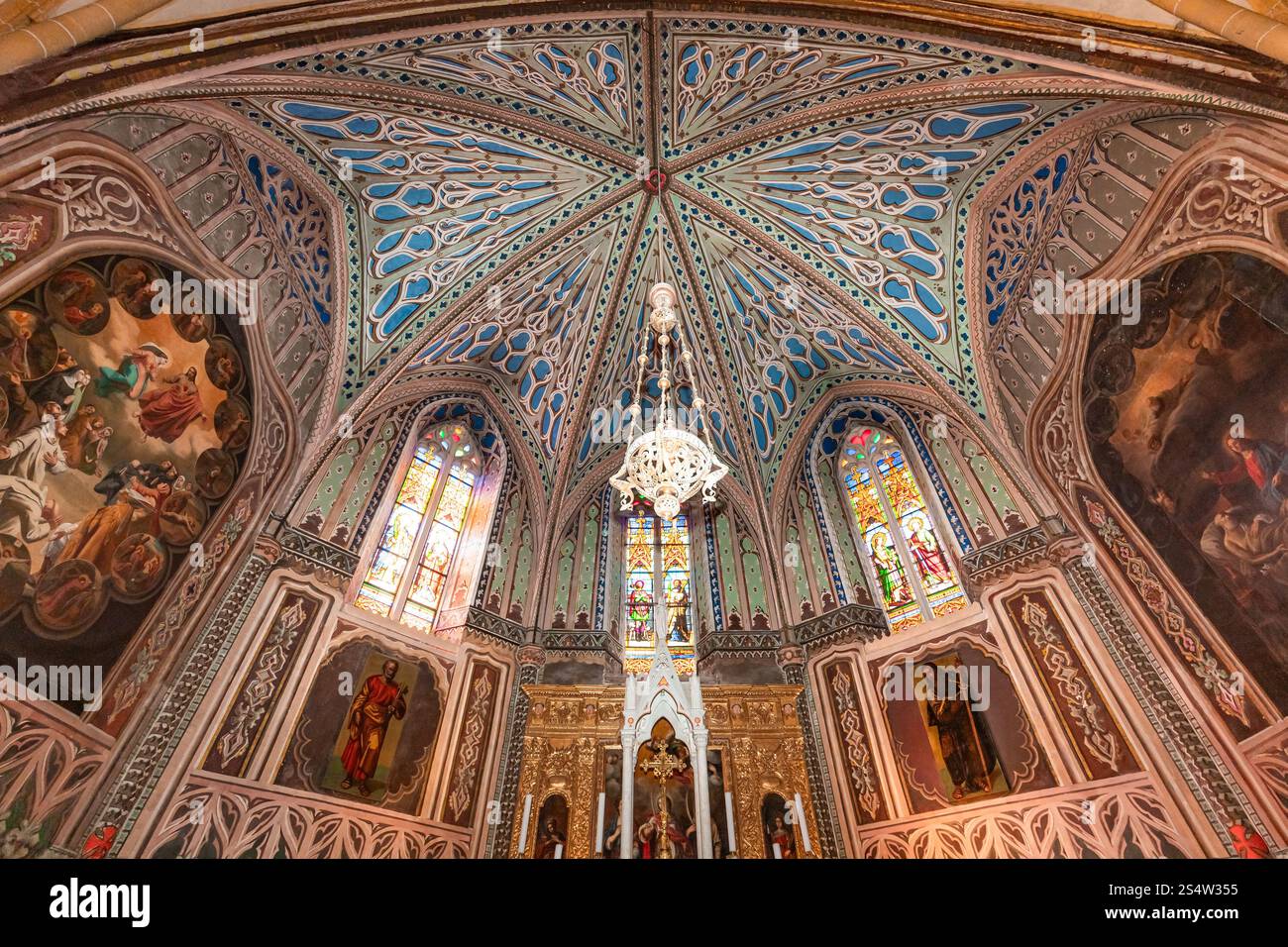 ROQUEBRUNE-SUR-ARGENS, VAR, FRANCIA, 23 OTTOBRE 2024: Interni e dettagli architettonici della chiesa di Saint Pierre Saint Paul Foto Stock