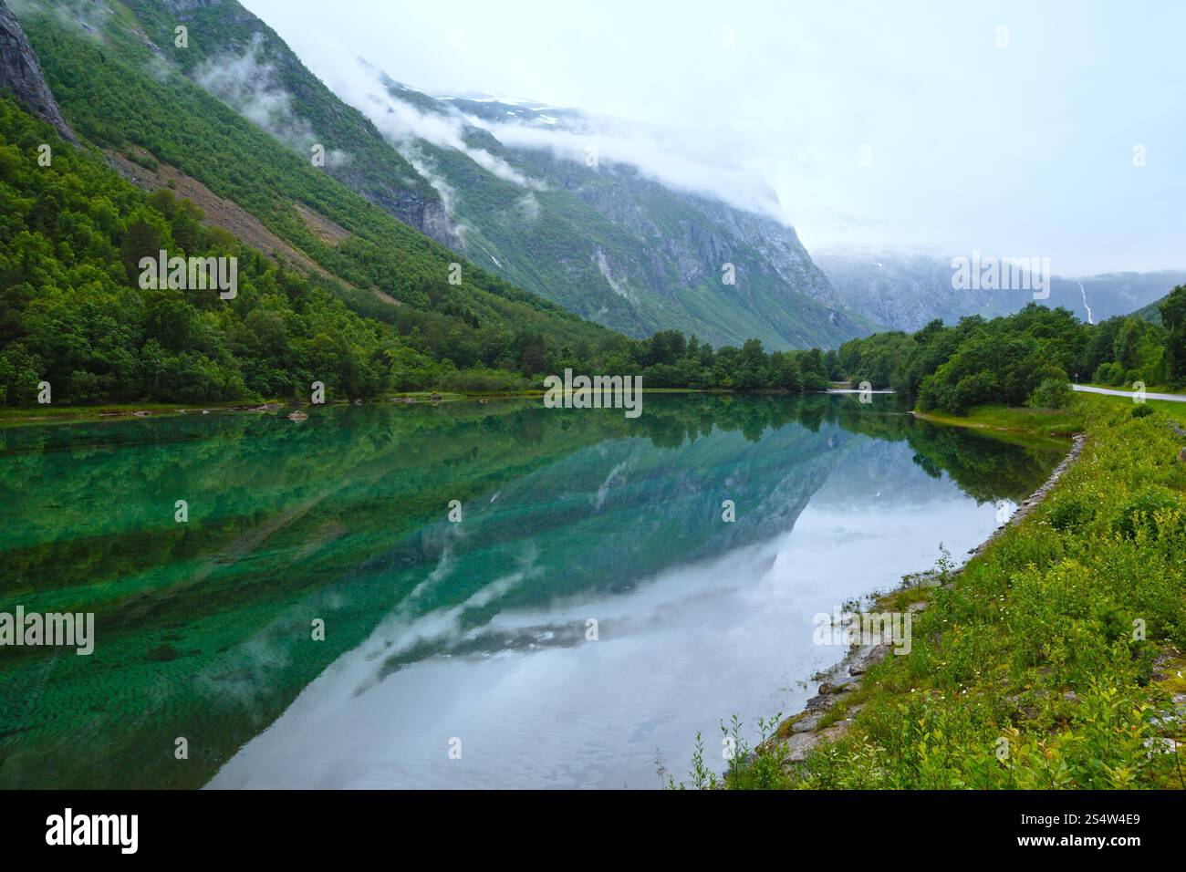 Lago di montagna con acqua pulita (Norvegia, vicino Stordal). Estate nuvoloso vista. Foto Stock