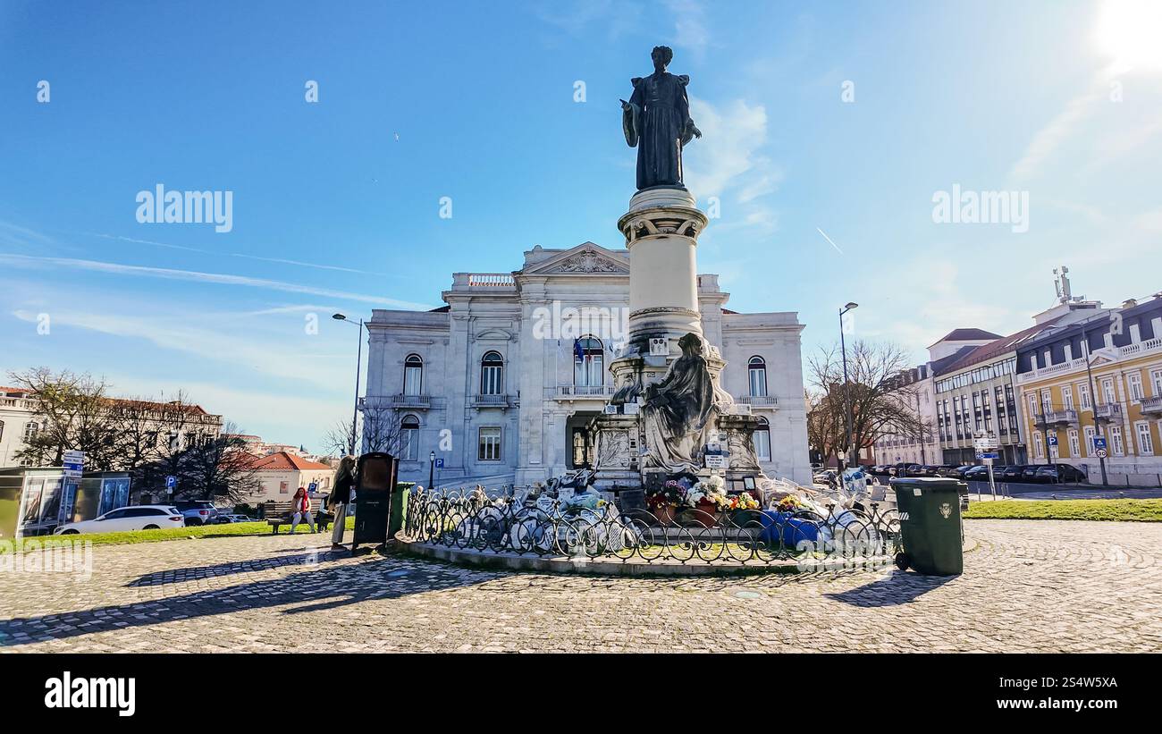Il monumento a José Tomás de Sousa Martins si trova a campo dos Mártires da Pátria a Lisbona. Onora il rinomato medico e farmacista noto per la sua Foto Stock