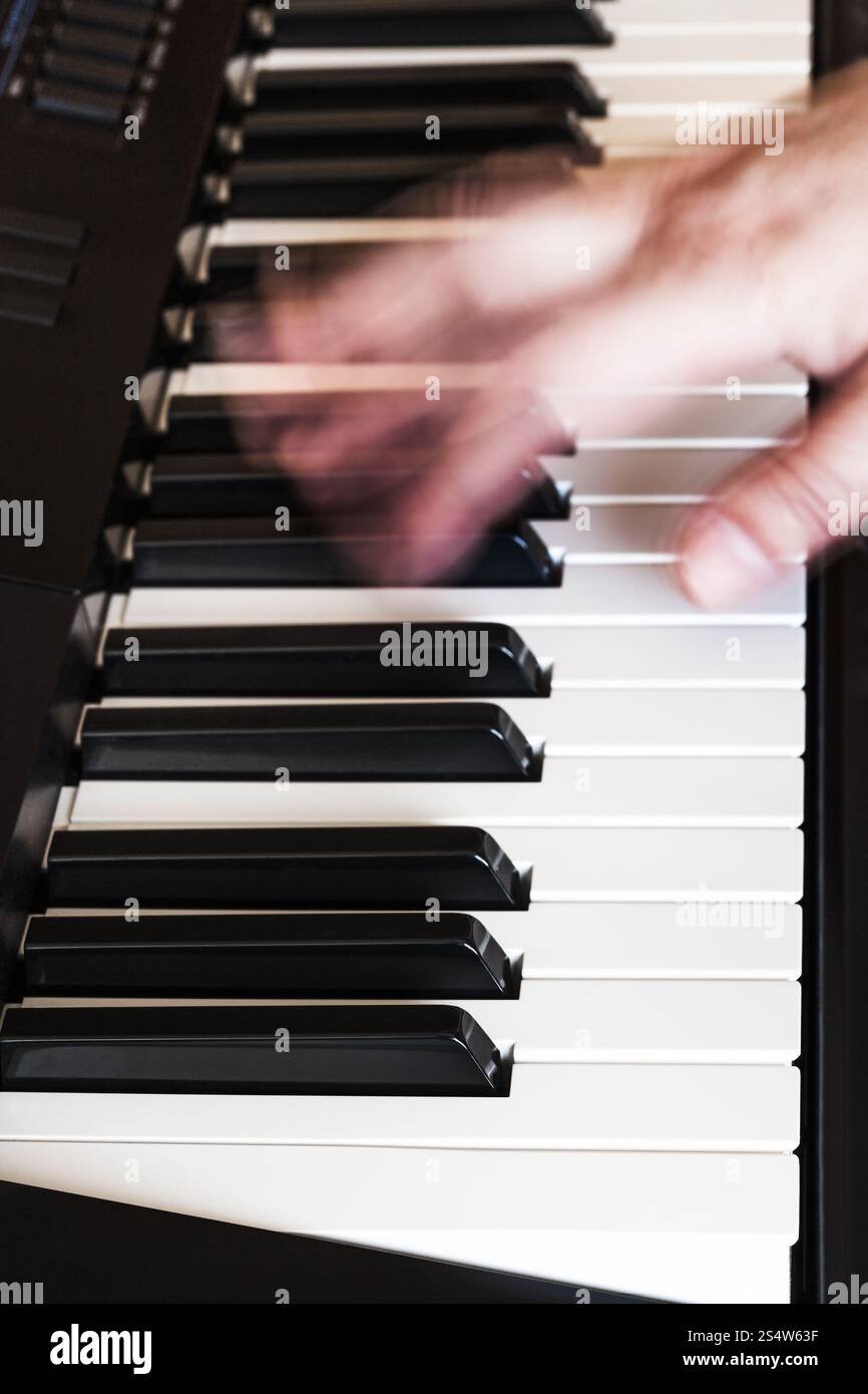 Musicista la riproduzione di musica in bianco e nero chiavi del sintetizzatore close up Foto Stock