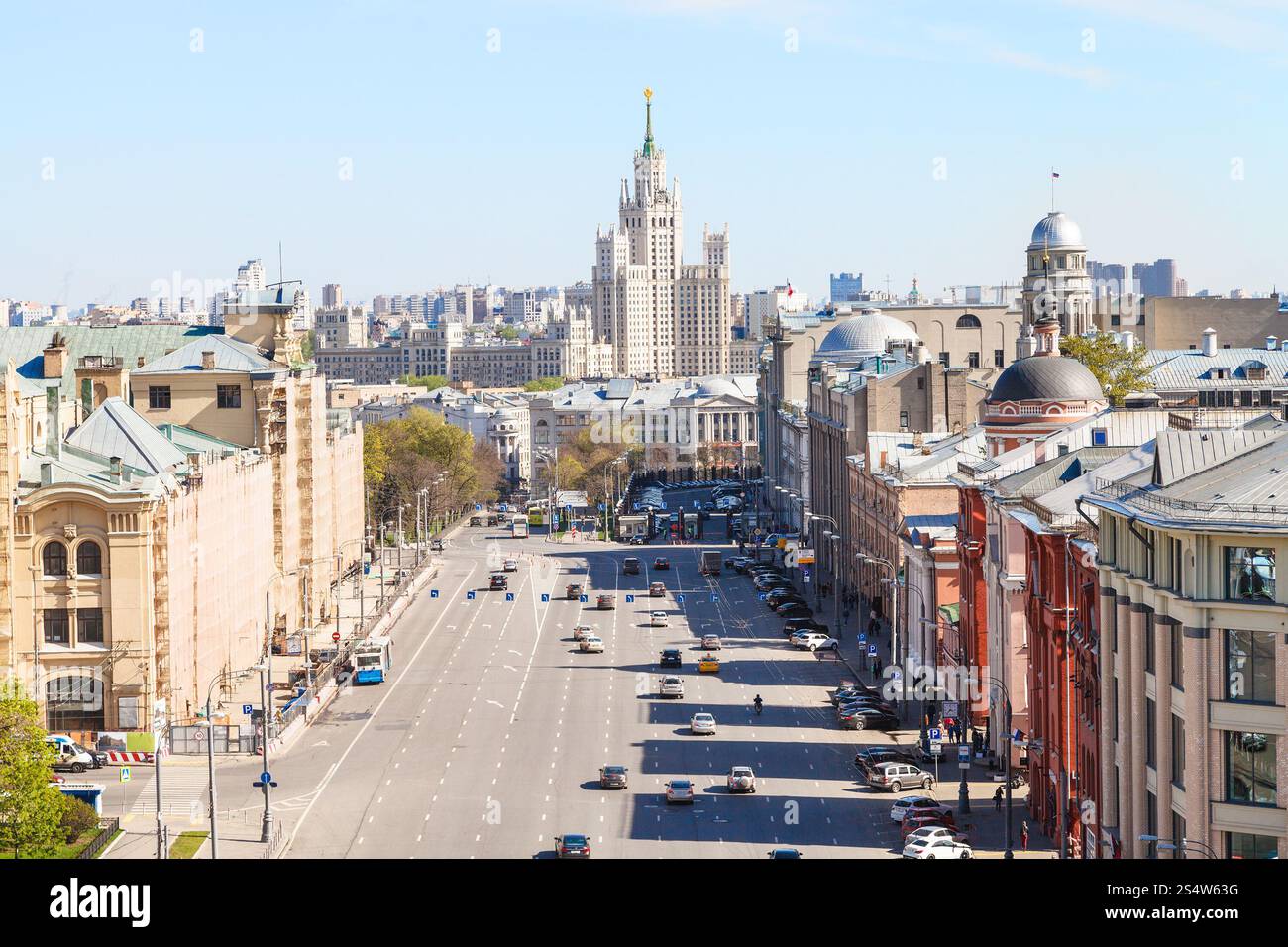 Skyline con Lubyanka Square e Novaya piazza nel centro storico della città di Mosca nella soleggiata giornata di primavera Foto Stock