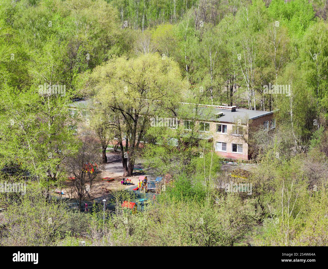scuola materna nel verde dei boschi nella soleggiata giornata primaverile Foto Stock
