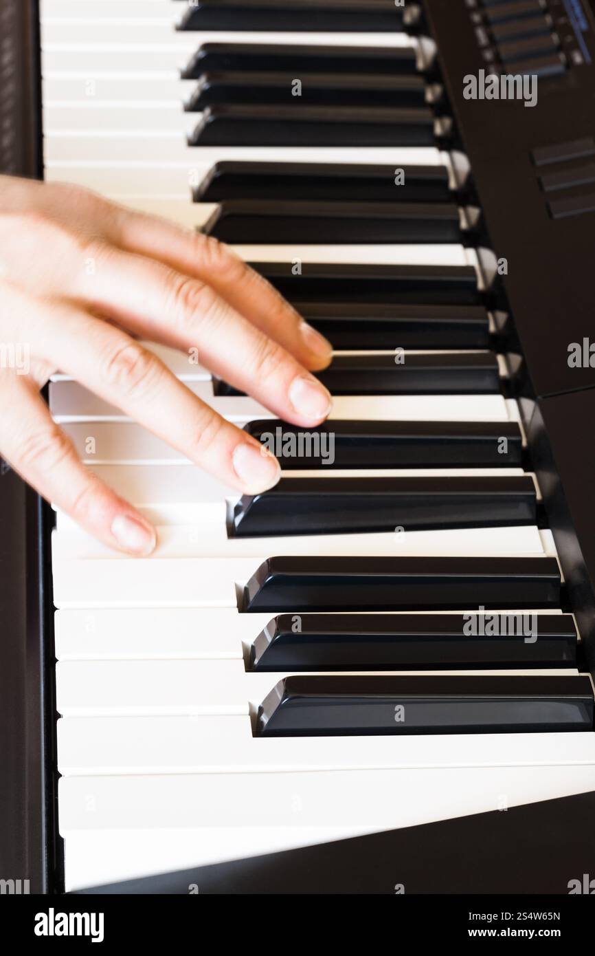 Musicista la riproduzione di musica in bianco e nero i tasti del pianoforte close up Foto Stock