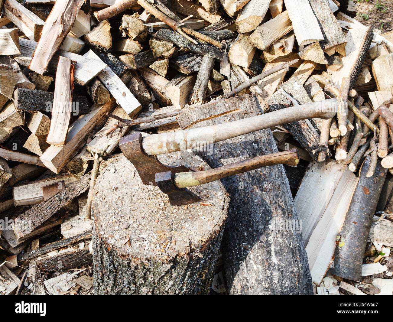 Catasta di legno, deck per la trinciatura di legna da ardere, due assi sul cantiere di villaggio Foto Stock