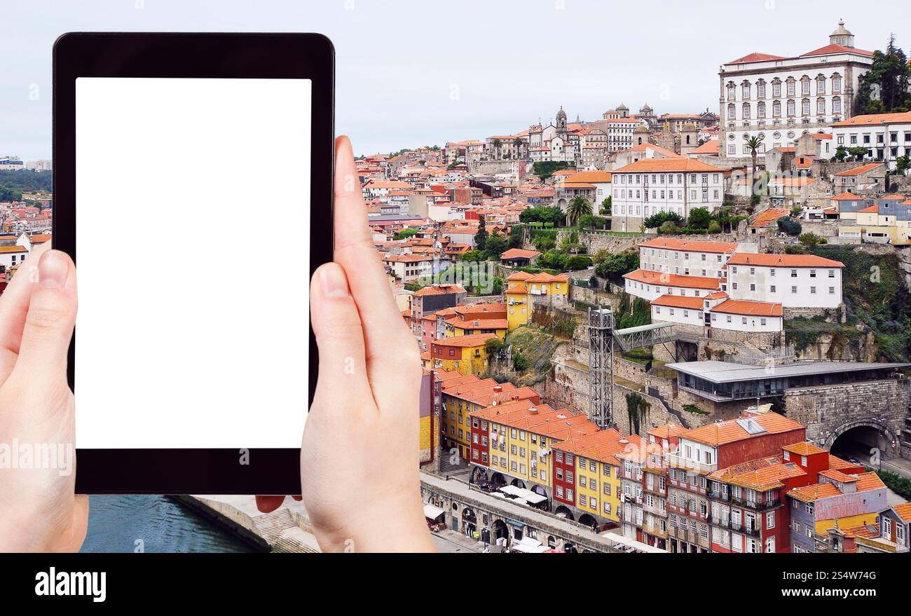 Concetto di viaggio: Fotografia turistica del centro storico di Porto, Portogallo su tablet pc con schermo ritagliato e spazio vuoto per il logo pubblicitario Foto Stock