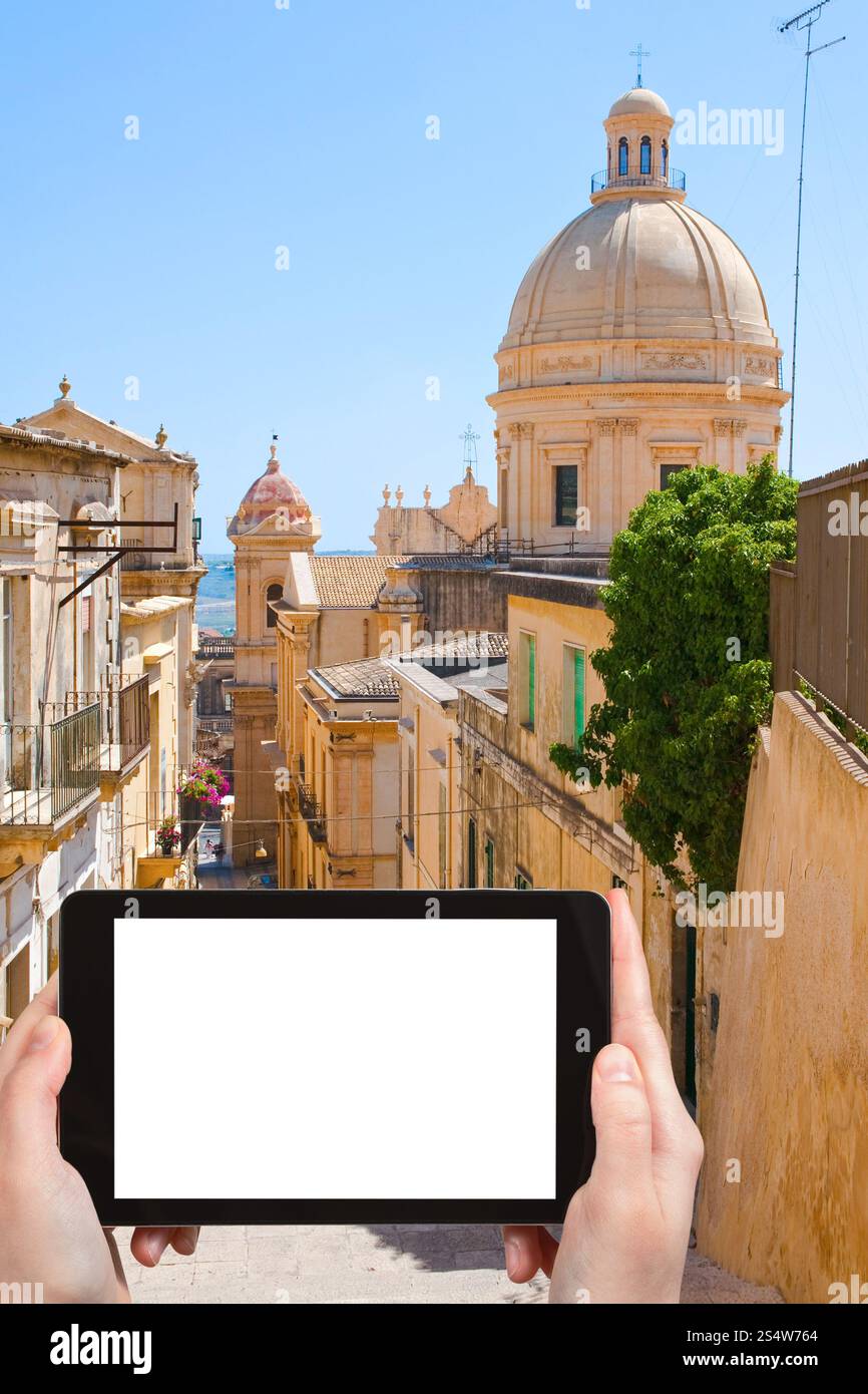 Concetto di viaggio - foto turistiche scalinata di strada a noto - città in stile barocco in Sicilia, Italia su tablet pc con schermo ritagliato e spazio vuoto Foto Stock