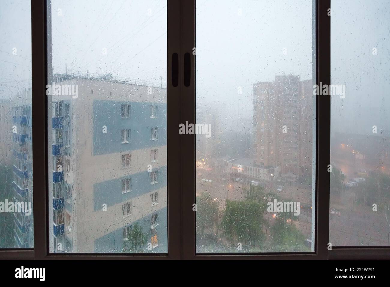 le gocce di pioggia sulla casa urbana si sono abbattute durante la pioggia in primavera Foto Stock