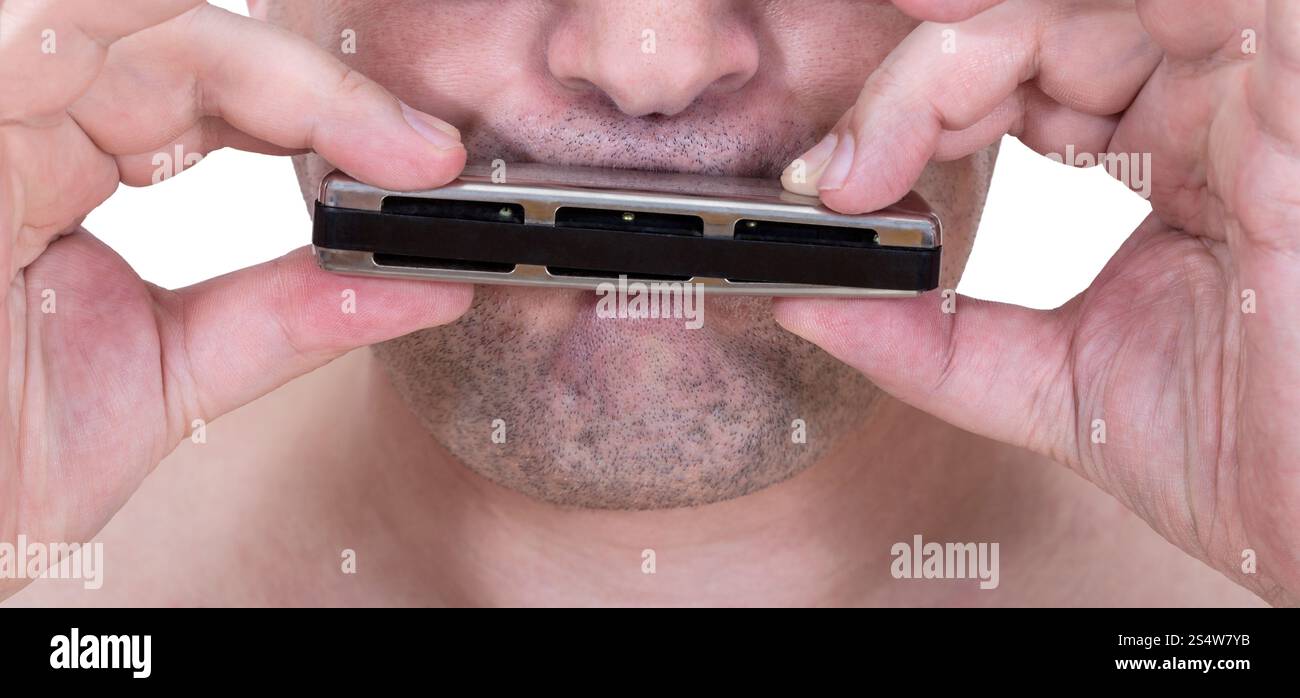 Barba lunga suonatore ambulante playing harmonica close up Foto Stock