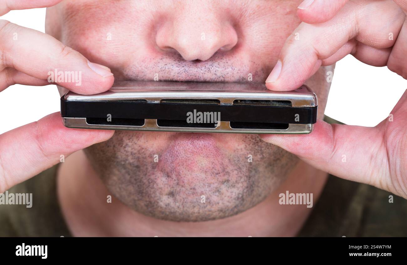 Barba lunga musicista di strada giocando harmonica close up Foto Stock