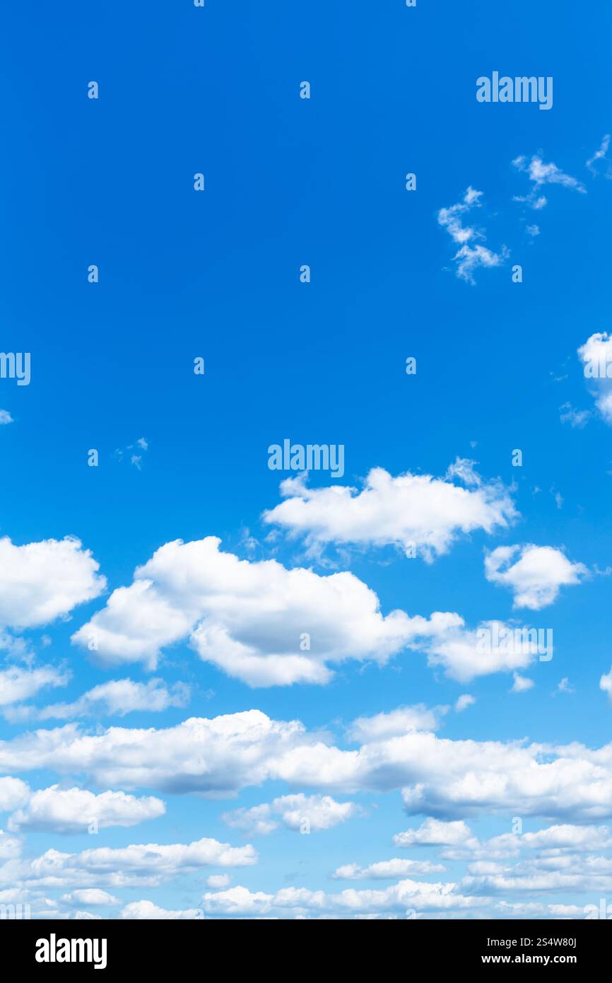 Sfondo naturale - poco nuvole bianche in estate cielo blu Foto Stock