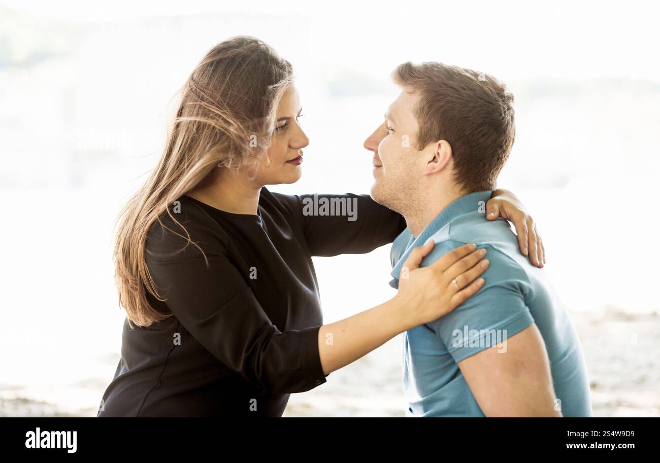 Ritratto di una coppia carina innamorata che si guardano a vicenda al parco Foto Stock