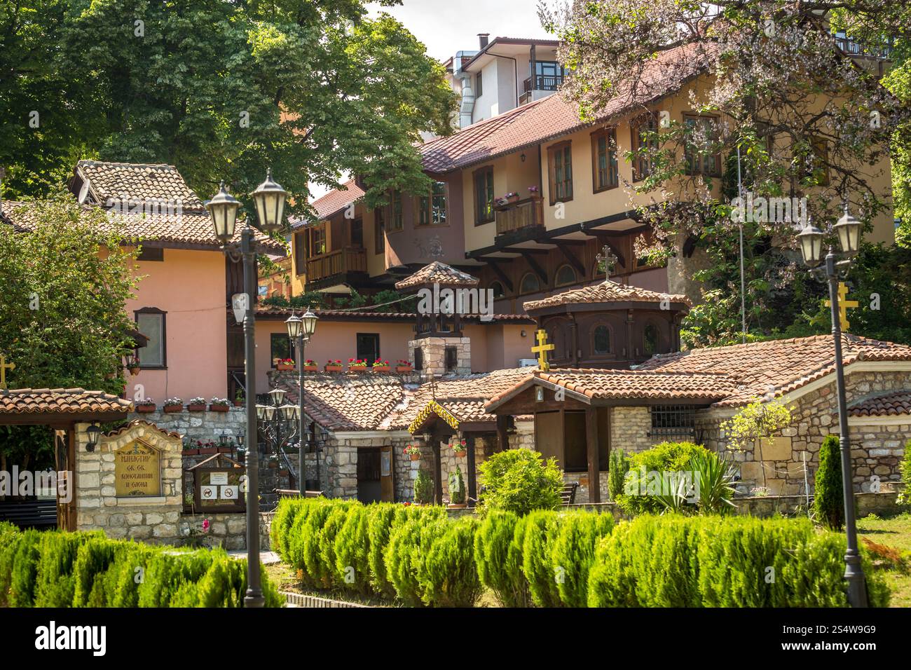 Antico monastero con tetti di tegole rosse in Bulgaria Foto Stock