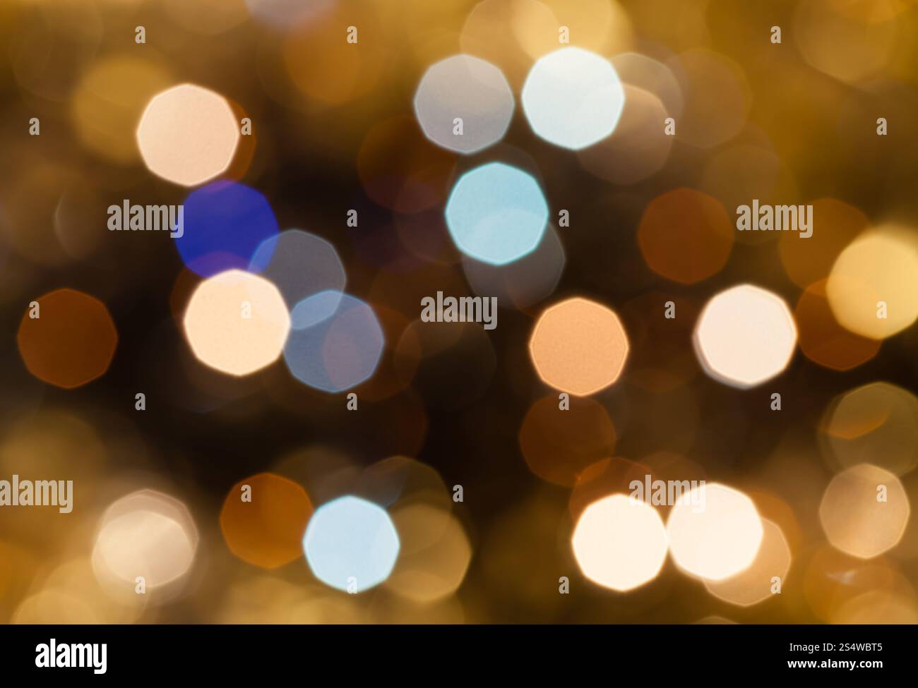 Abstract sfondo sfocato - marrone e rosa scintillanti luci di Natale di le ghirlande elettriche su albero di Natale Foto Stock