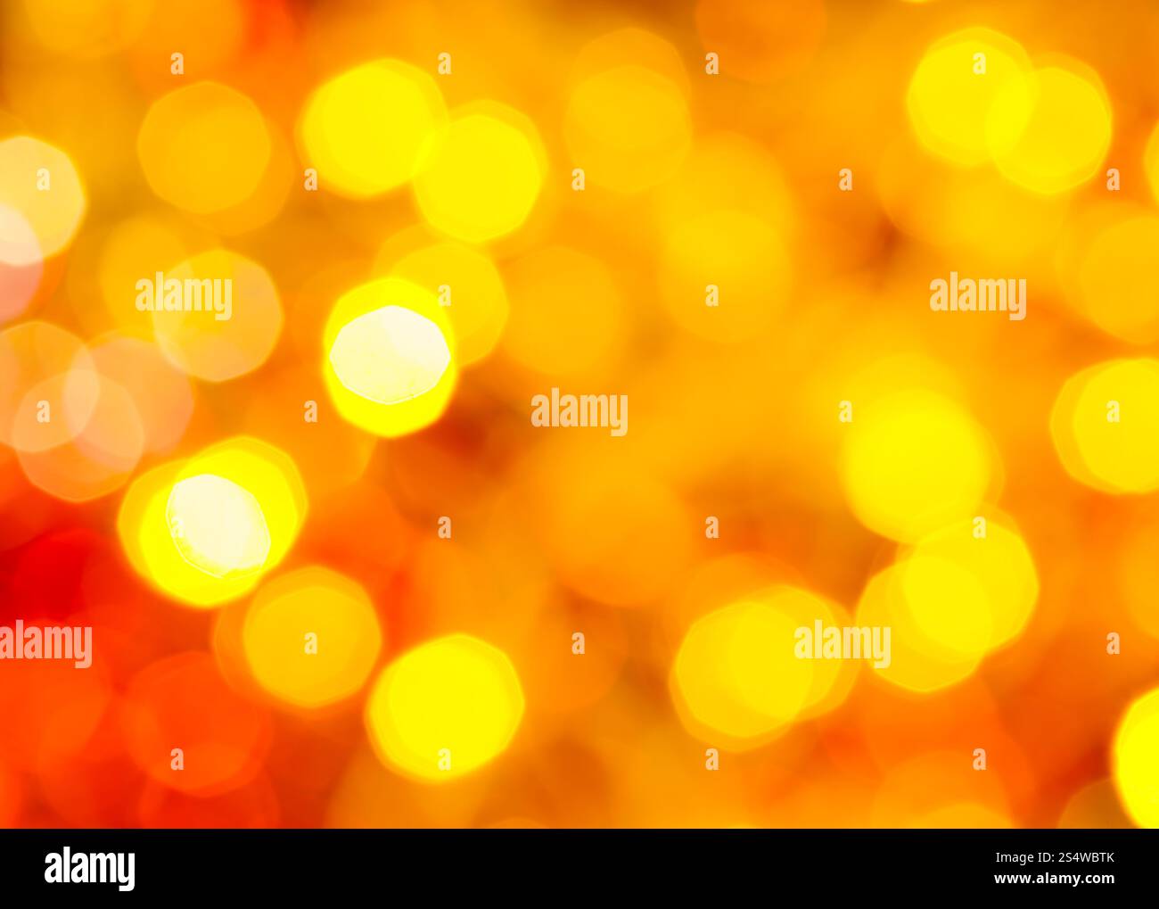Abstract sfondo sfocato - giallo e rosso scintillanti luci di Natale di le ghirlande elettriche su albero di Natale Foto Stock